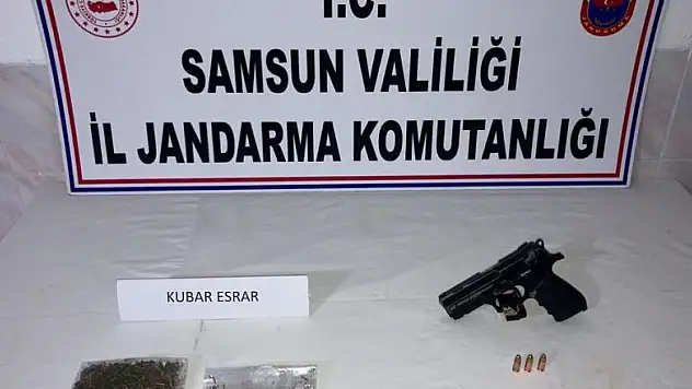 Kubar esrar ve ruhsatsız silahla yakalandı