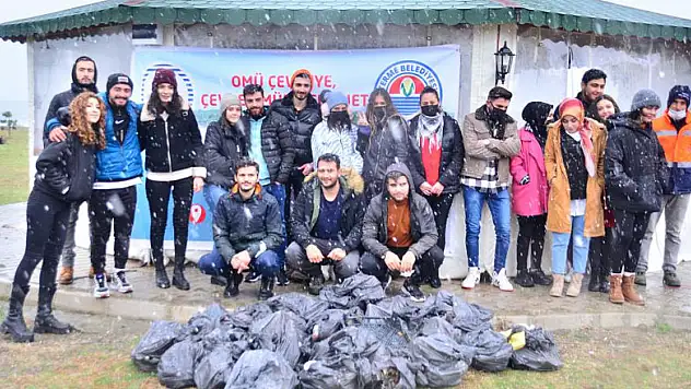 Üniversite öğrencilerinden eksi 2 derecede sahil temizliği