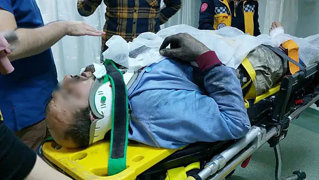 Yanan evinin çatısından düşerek hastanelik oldu