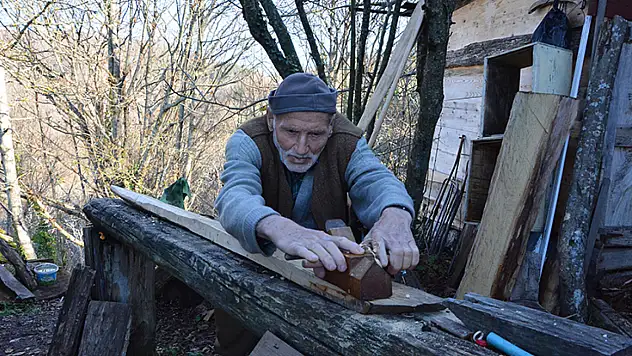 87 yaşında kürek ustalığını sürdürüyor