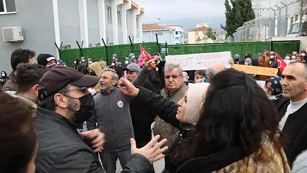 Mahalleli yol kapattı, polis 'Suç işlemeyin' diye uyardı