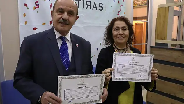 Biri 71, diğeri 67 yaşında lise diploması aldı