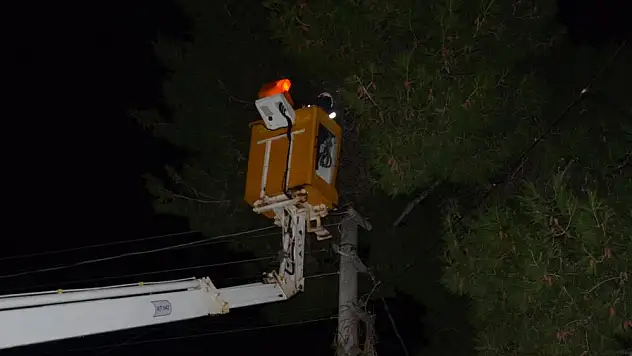 Elektrik direğinde kısa devre sonucu çıkan kıvılcımlar ekipleri alarma geçirdi