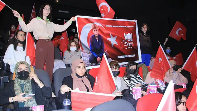 Sinemada Eren Bülbül'ü 'İyi Ki Varsın Eren' pankartıyla andılar