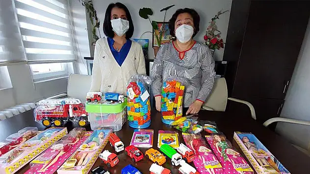 Mahkemelik oldukları kişiyle çocuk yuvasına 'oyuncak' alarak uzlaştılar