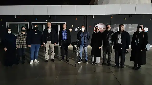 Ay, Satürn ve Jüpiter'i teleskopla gözlemlediler