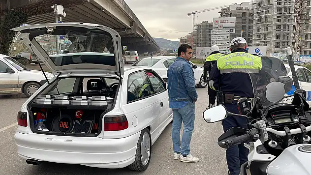 Samsun'da 'modifiye araç' denetiminde 14 sürücüye para cezası verildi