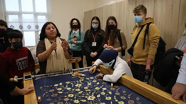 Yurt dışından gelen öğrenci ve öğretmenler Türk el sanatlarını inceledi