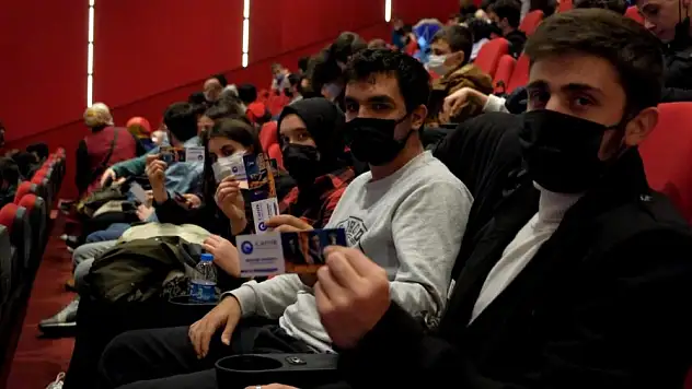 Öğrencilerle 'Eren' filmini izleyen Sandıkçı'dan 'birlik' mesajı