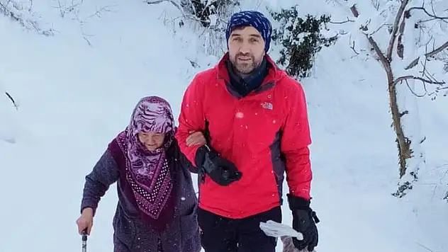 Karda mahsur kalan yaşlı kadının yardımına AFAD yetişti