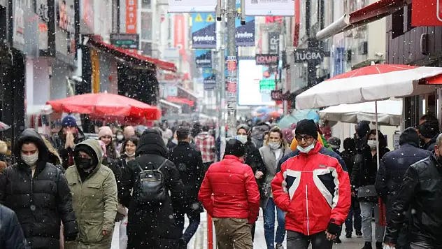 Samsun şehir merkezinde aralıklarla kar yağışı
