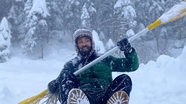Kano ile karda 'ekstrem' kayak keyfi yaptı