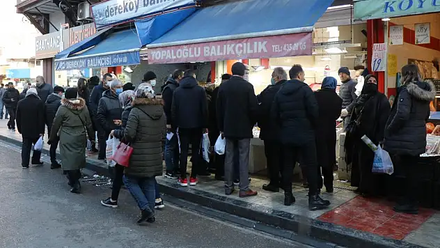 Kardan sonra evden çıkan vatandaş balığa hücum etti