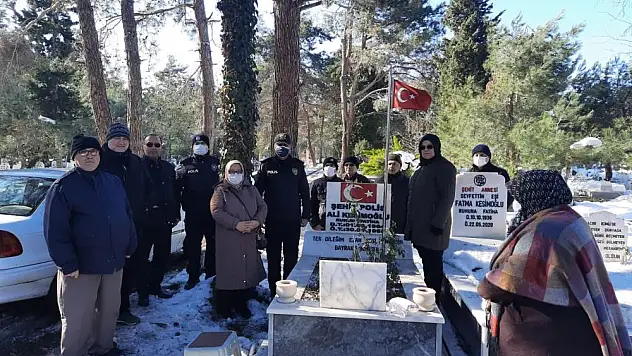 Şehit polis kabri başında dualarla anıldı