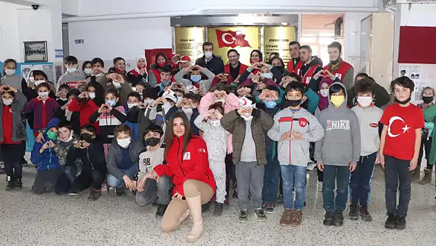 Samsun'da yürek ısıtan destek: 600 test kitabını okula bağışladılar