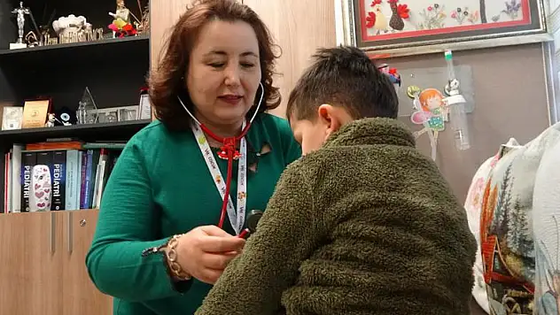 Kaza sonrası yatağa bağımlı halde taburcu olan 3,5 yaşındaki çocuk, uygulanan tedavi ile yürümeye başladı