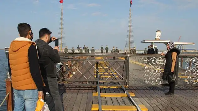 Güneşi fırsat bilen sahile akın etti