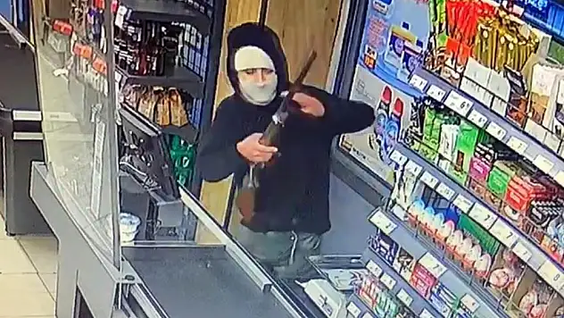 Markette maskeli silahlı soygun girişimi kamerada