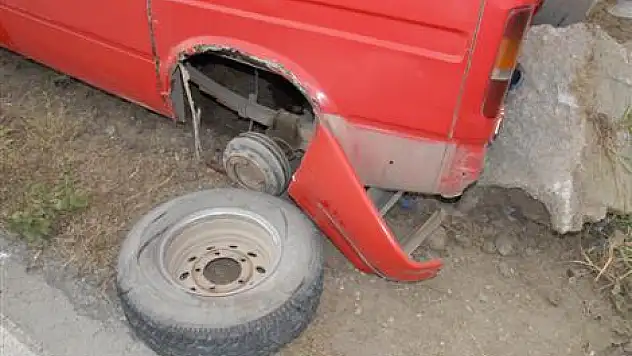 Lastiği patladı, aydınlanma direğine çarptı:2 Yaralı