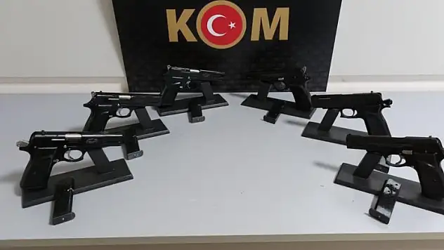 Otobüsteki yolcunun sırt çantasından 6 tabanca ele geçti