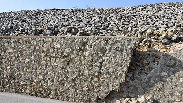 Samsun-Sinop karayolunda istinat duvarı yıkıldı