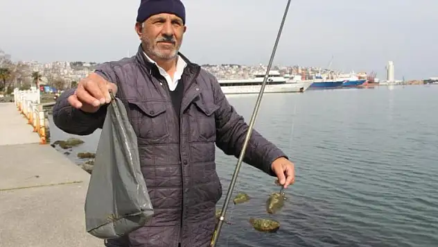 Balık beklerken oltaya poşet takıldı