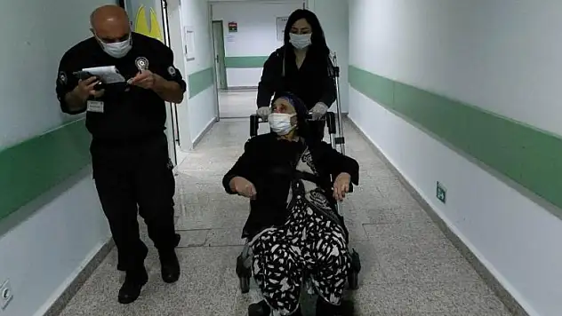 Annesini hastanede darp etti