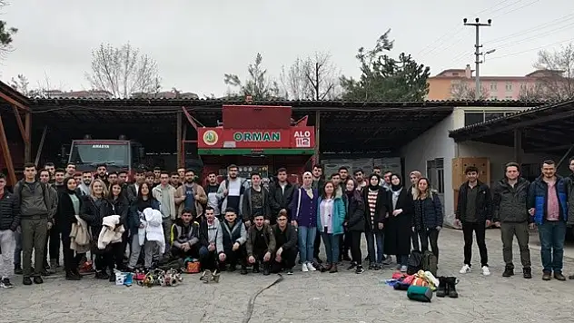 Ormancılık bölümü öğrencileri arazi tatbikatında