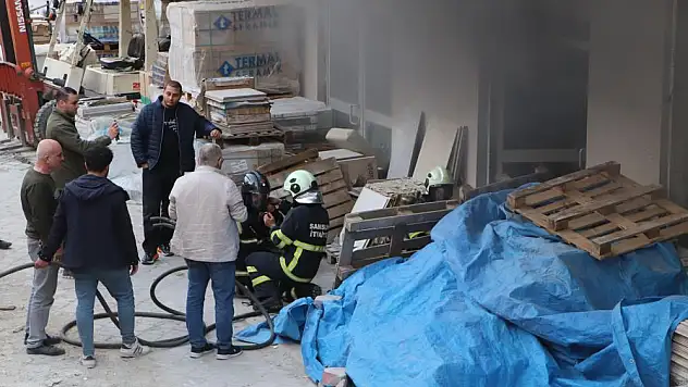 İnşaat malzemeleri deposunda yangın