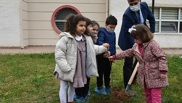 Minik öğrenciler fidanları toprakla buluşturdu