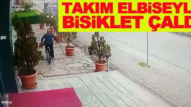 Takım elbiseli şahsın 7 bin TL'lik bisikleti çalma anı kamerada