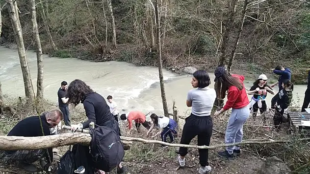 Öğrenciler meyve fidanı dikti