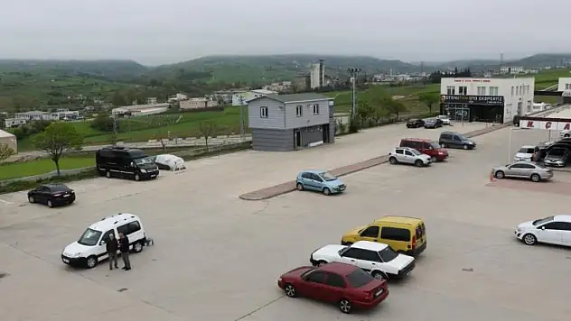 2. el oto pazarında yaprak bile kıpırdamıyor 