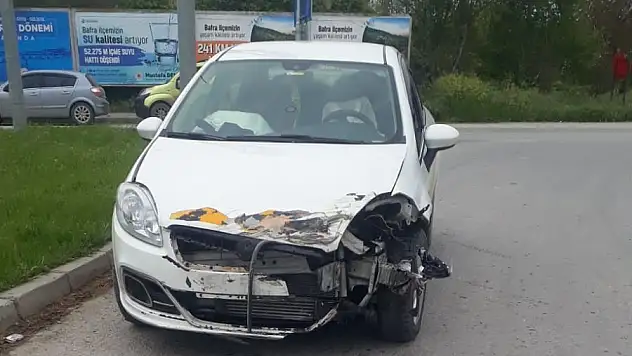 Ambulans ile otomobil çarpıştı: 2 yaralı