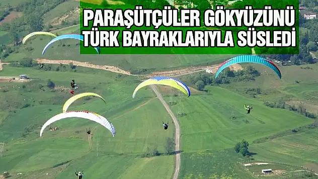Paraşütçüler gökyüzünü Türk bayraklarıyla süsledi