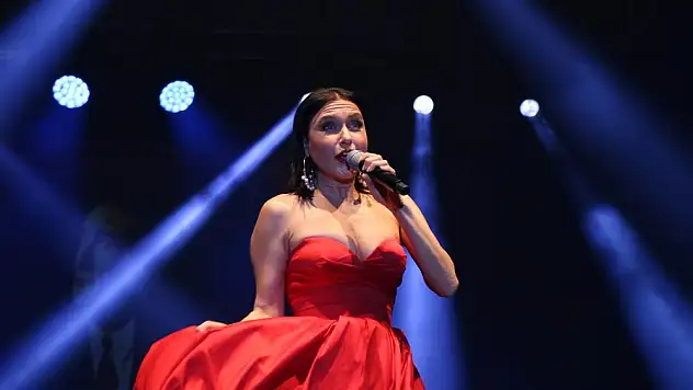 Şevval Sam, dans ve şarkılarıyla Samsunluları coşturdu