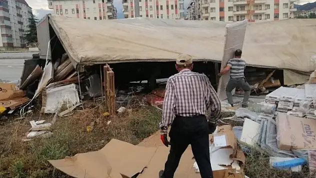 Tosya'da tır devrildi, sürücü yaralandı