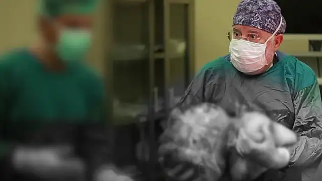 Kadın hastanın karnından 16,9 kiloluk dev kitle çıktı, 40 yıllık doktor bile şaşırdı