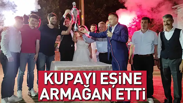 Kupayı Eşine Armağan Etti