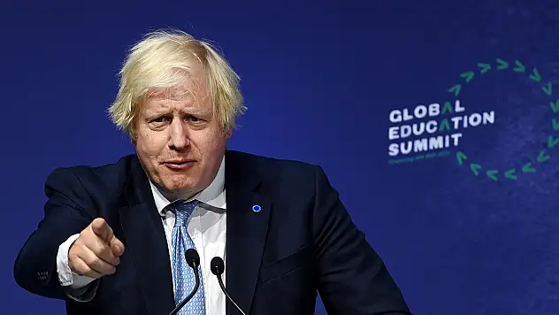 Boris Johnson görevinden istifa etti!