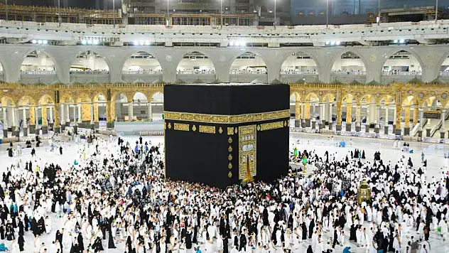 Kabe'nin etrafındaki bariyerler 2,5 yıl sonra kaldırdı