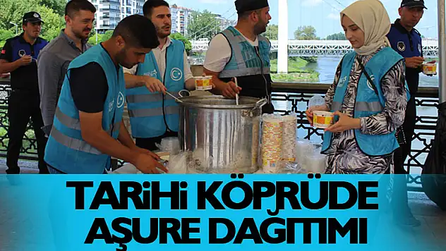 Tarihi Köprüde Aşure Dağıtımı