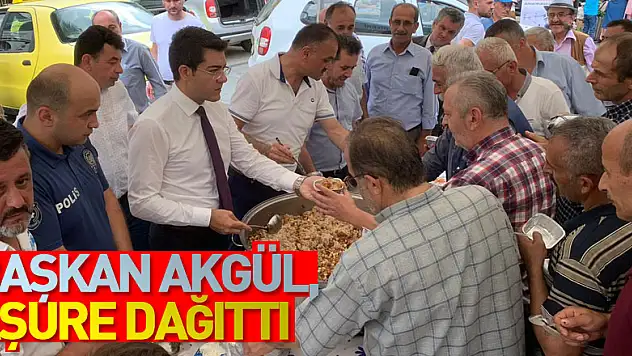 Başkan Akgül, Aşure Dağıttı