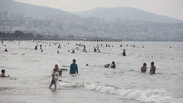 Sıcaktan bunalan vatandaşlar sahillere akın etti