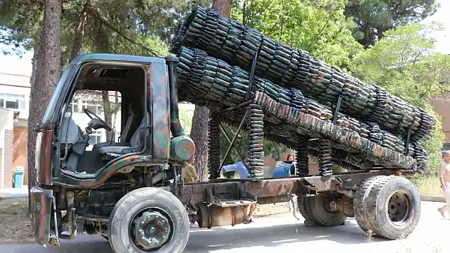 Atık malzeme ve hurda kamyondan 'mobil askeri füze rampası' yaptılar