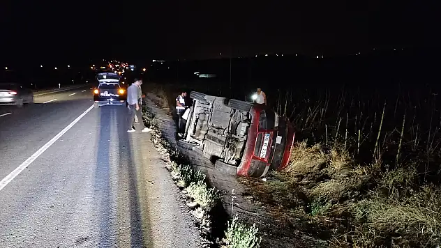 Hafif ticari araç şarampole devrildi