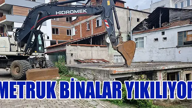 Salıpazarı Belediyesi İlçede Metruk Binaları Yıkıyor