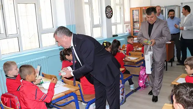 Kaymakamı Nayman ve Başkan Özdemir'den öğrencilere hediye