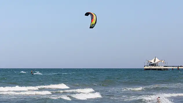 Kitesurf tutkunları Samsun'da bir araya geldi