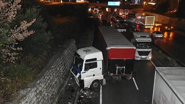 Tosya'da 6 tırın karıştığı zincirleme kaza: 1 yaralı